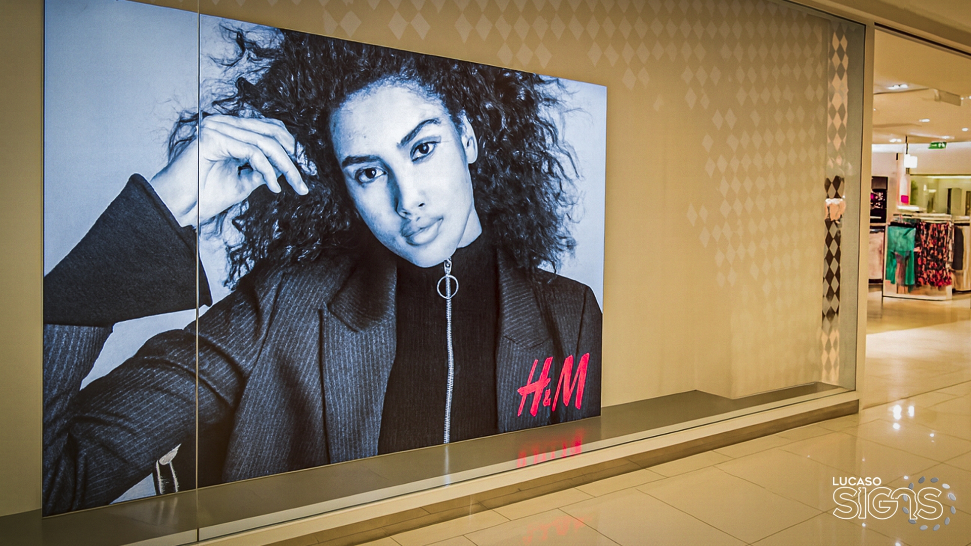 High-resolution retail display lightbox by Lucaso Signs featuring an H&amp;M storefront graphic inside a shopping mall.